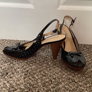 Beautiful shiny black Via Spiga strappy heels with peekaboo toe, women’s 9.5